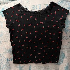 5️⃣ FOR 2️⃣0️⃣ SALE 🏷️ Art Class Black Strawberry Print Crop Top w/ Lace